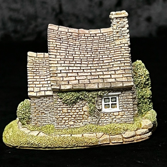 Lilliput Lane | Purbeck Stores | England Collection - Picture 8 of 11